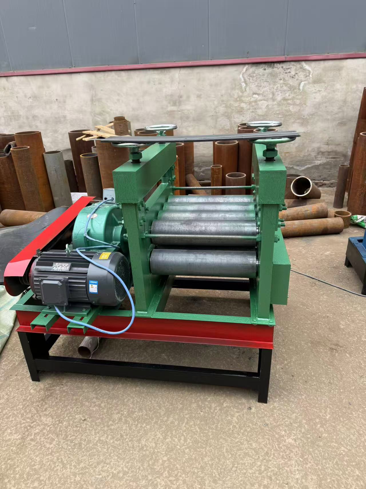 Steel plate leveling machine