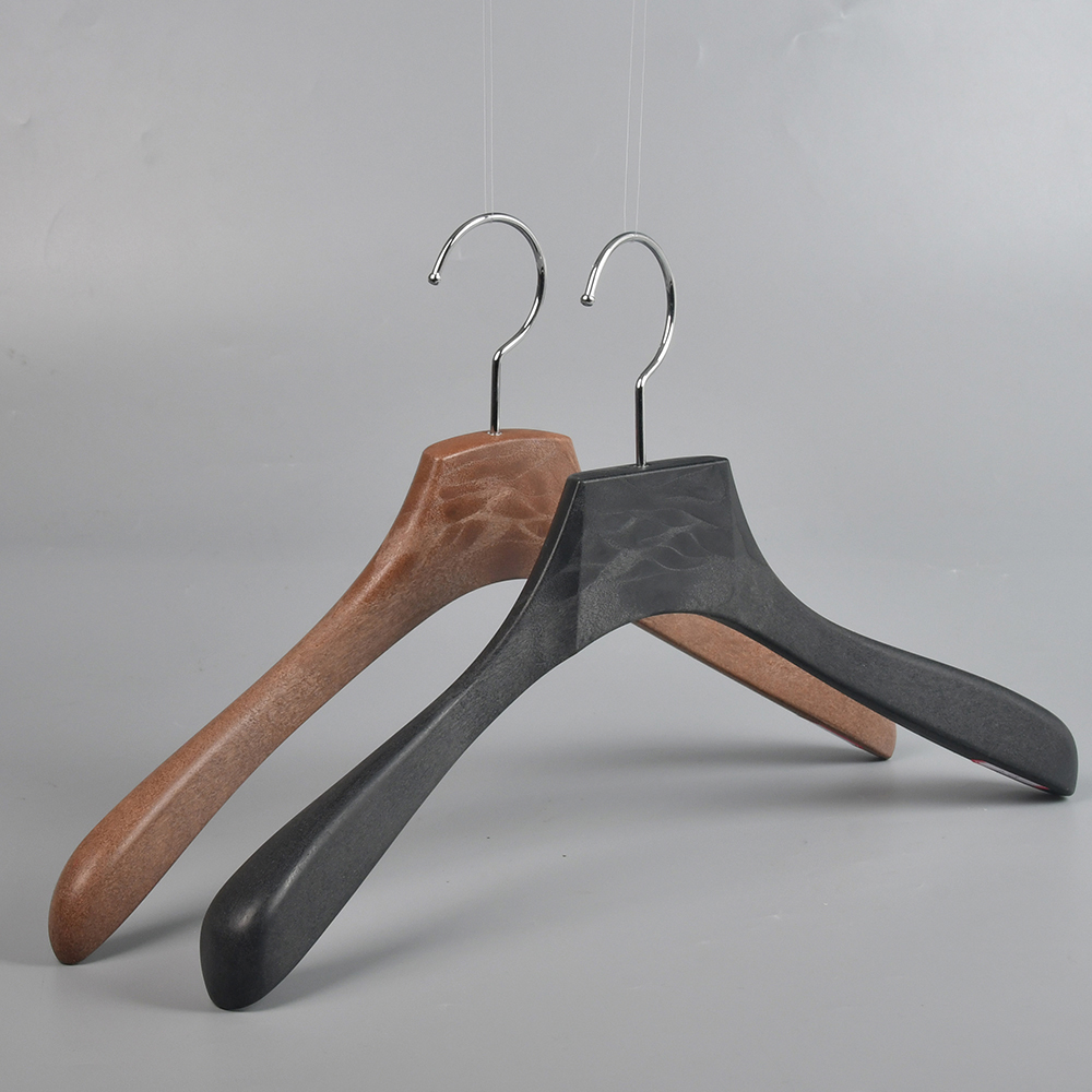 Black wide shoulder plastic coat hanger resin coat hanger for store